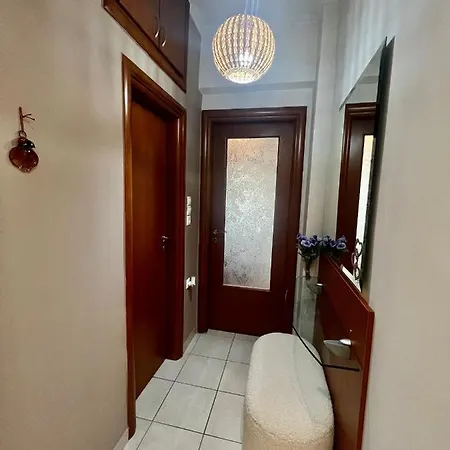 Elegant Downtown Retreat דירה