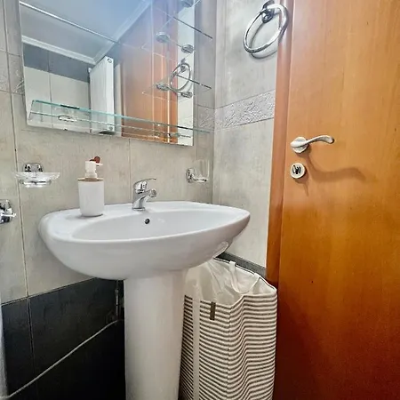 Elegant Downtown Retreat كالاماتا