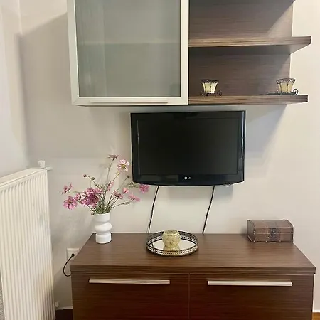 Elegant Downtown Retreat Каламата